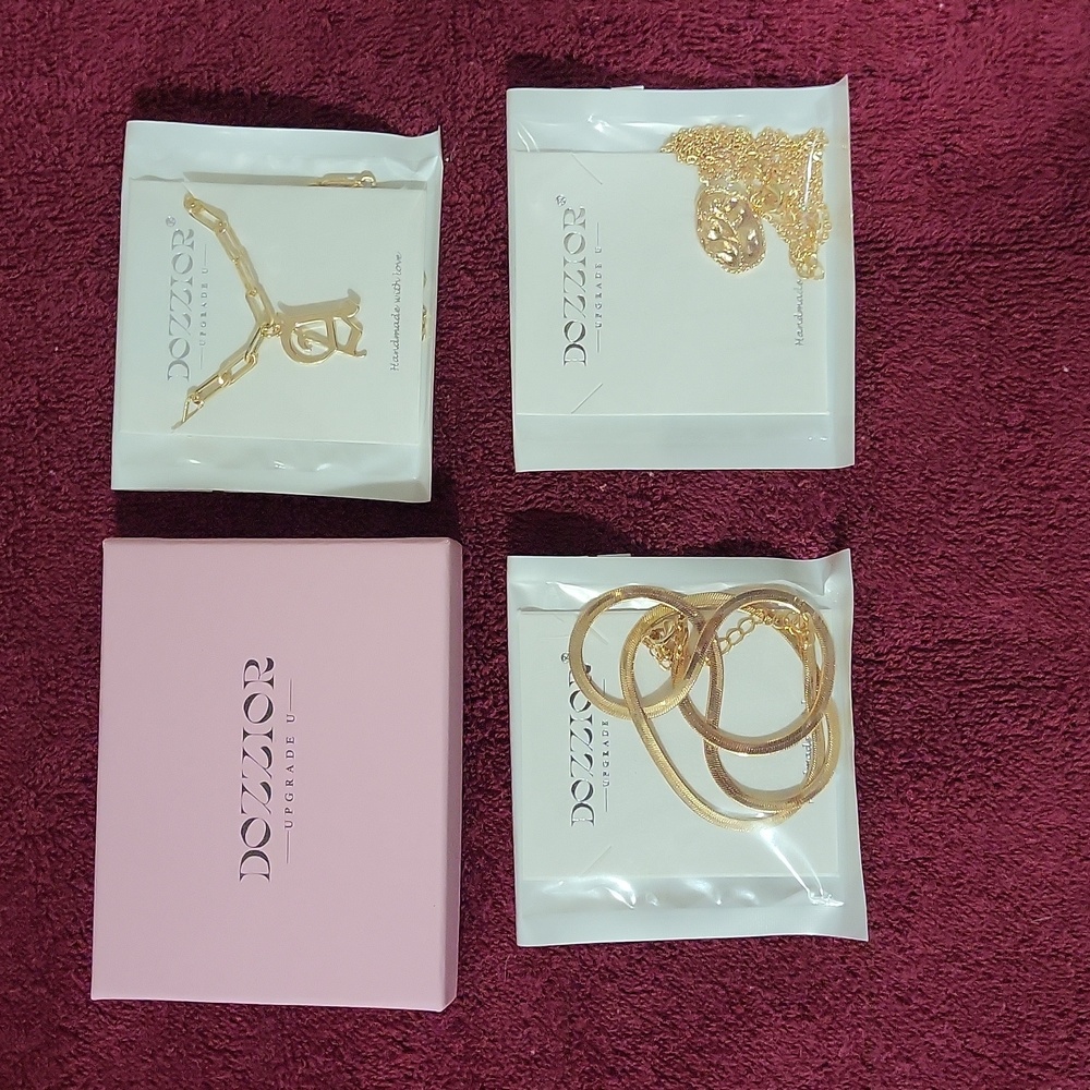 NWOT,  DOZZIOR layered women's necklace.
